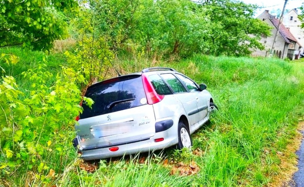 Kompletnie pijany wjechał do rowu. Na widok policjantów chciał uciec pieszo - Serwis informacyjny z Raciborza - naszraciborz.pl