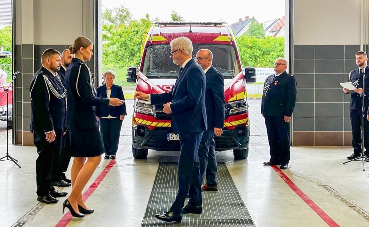 Nowy pojazd ratowniczy w służbie OSP Markowice – uroczyste przekazanie i poświęcenie sprzętu - Serwis informacyjny z Raciborza - naszraciborz.pl