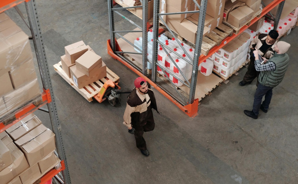 Paleciak elektryczny – nowy standard w transporcie magazynowym - Serwis informacyjny z Raciborza - naszraciborz.pl