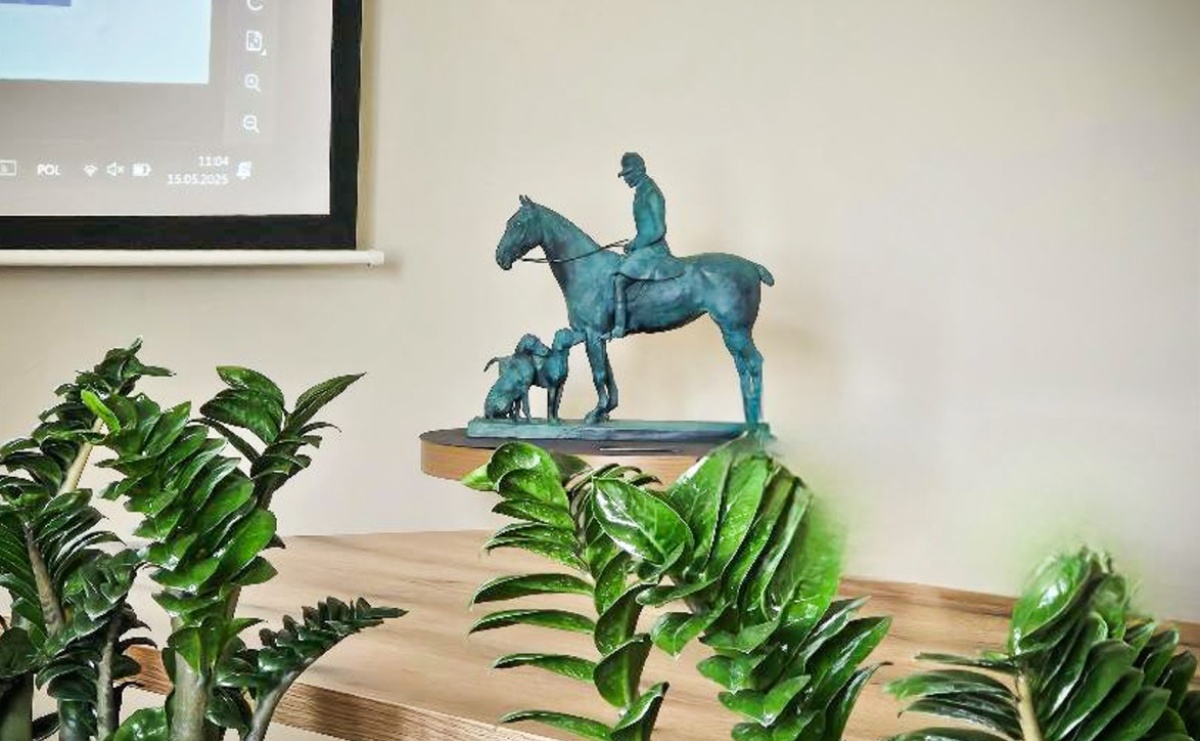 Jeździec z psami odzyskał dawny blask – uroczysta prezentacja odrestaurowanej rzeźby w Rudniku - Serwis informacyjny z Raciborza - naszraciborz.pl