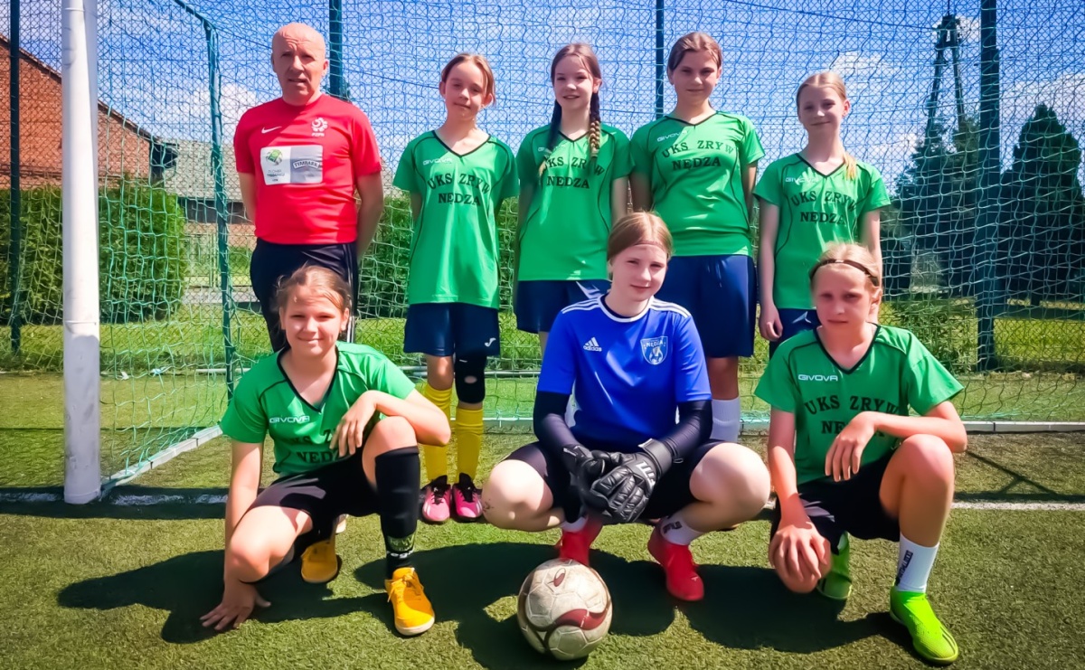 Piłkarska siła dziewcząt z Nędzy – triumf w finale rejonowym - Serwis informacyjny z Raciborza - naszraciborz.pl