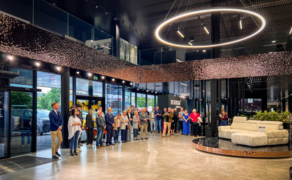 Legenda polskiej piłki na otwarciu jednego z największych salonów meblowych w regionie. Europa Meble oficjalnie rozpoczęły działalność w Raciborzu [WIDEO] - Serwis informacyjny z Raciborza - naszraciborz.pl