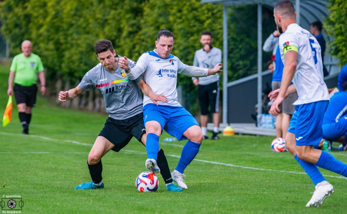 Kolejarz rozpędzał się powoli. Lider z Chałupek z wygraną [FOTO] - Serwis informacyjny z Raciborza - naszraciborz.pl