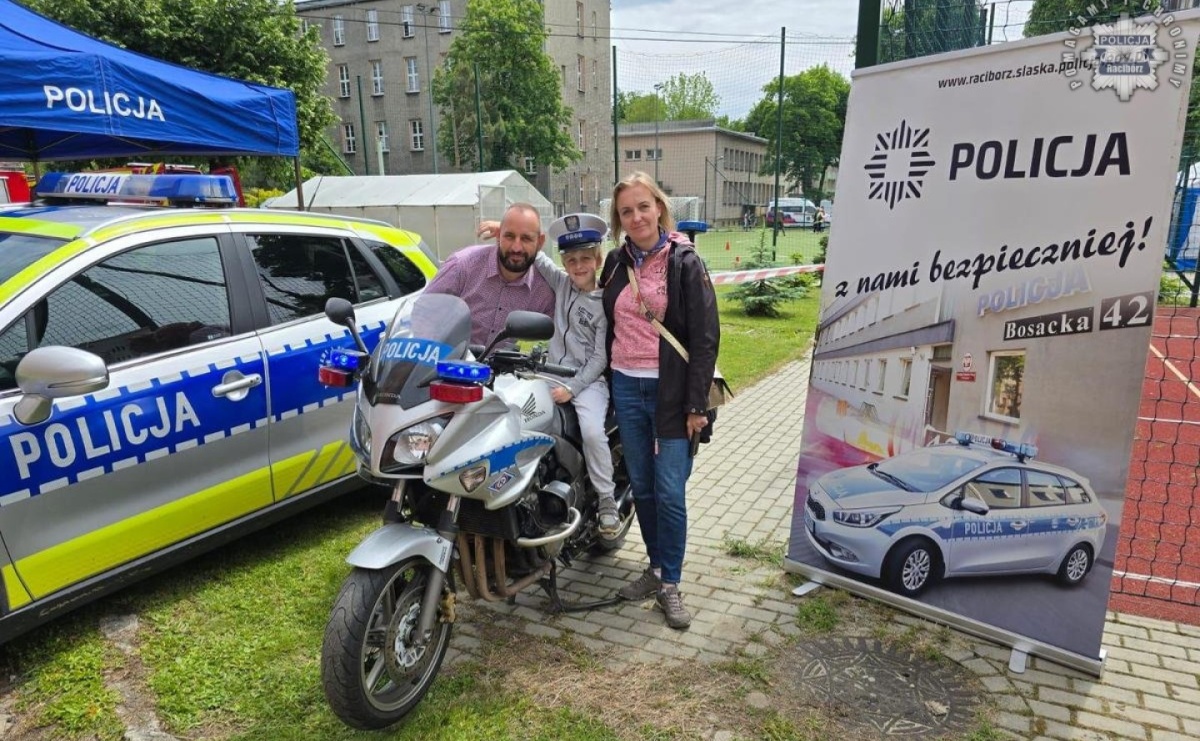 Bezpieczeństwo, sprzęt i dobra zabawa. Raciborscy policjanci na pikniku z dziećmi - Serwis informacyjny z Raciborza - naszraciborz.pl