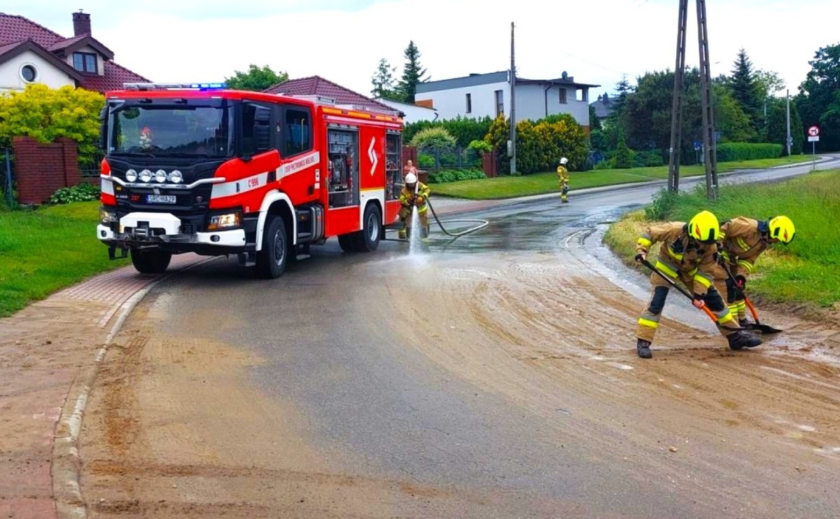 Zabłocone jezdnie, powalone drzewo i alarm w supermarkecie [RAPORT 998] - Serwis informacyjny z Raciborza - naszraciborz.pl