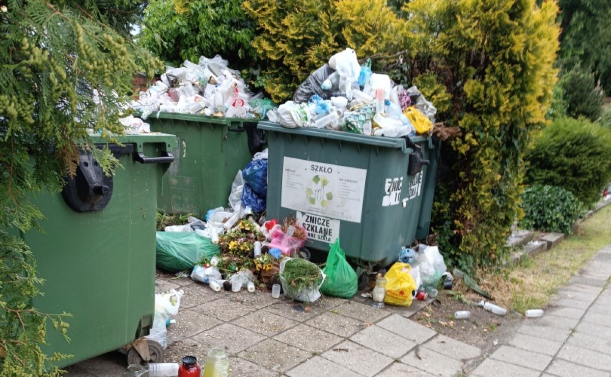 Spór o śmieci na cmentarzu Jeruzalem. Kontenery w nowych miejscach - Serwis informacyjny z Raciborza - naszraciborz.pl