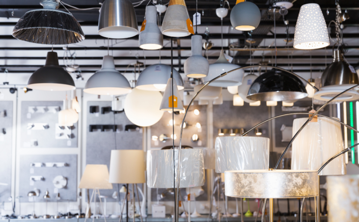 Oświetlenie witryn sklepowych – jak przyciągnąć uwagę klienta? - Serwis informacyjny z Raciborza - naszraciborz.pl