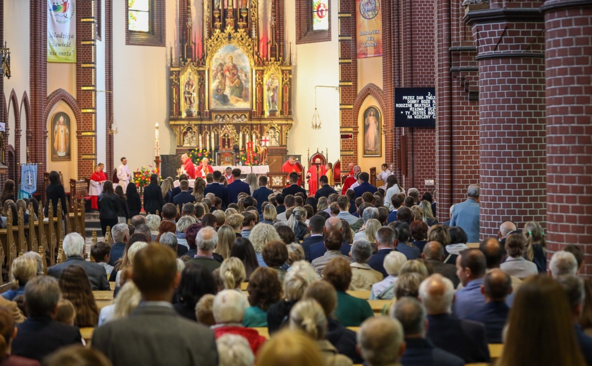 Bierzmowania w Raciborzu. Uroczystości z udziałem biskupa Waldemara Musioła - Serwis informacyjny z Raciborza - naszraciborz.pl