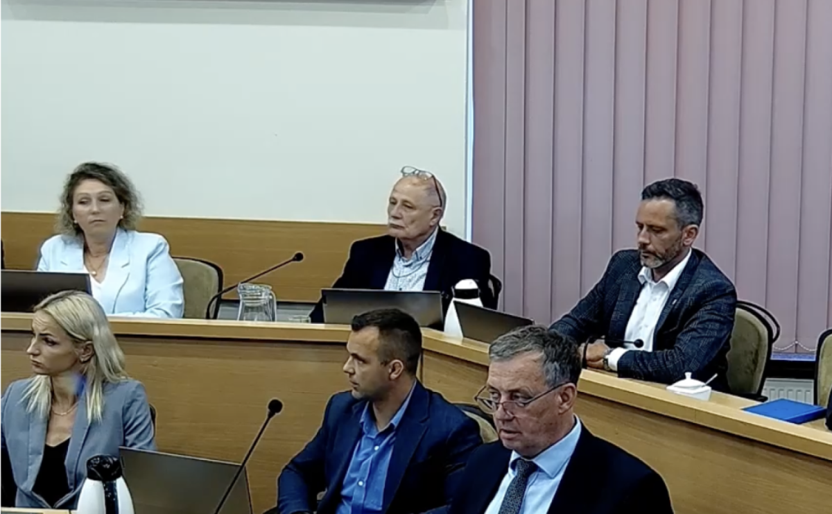 Miały być honory, a wyszła stypa. Grobowe nastroje w raciborskim samorządzie po dyskusji o medalach - Serwis informacyjny z Raciborza - naszraciborz.pl