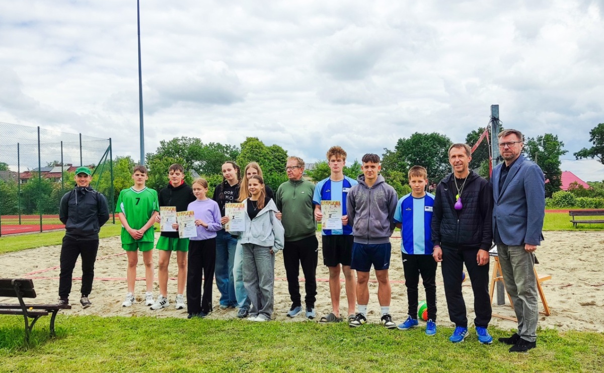 Powiatowe zawody siatkówki plażowej rozegrane w Tworkowie - Serwis informacyjny z Raciborza - naszraciborz.pl