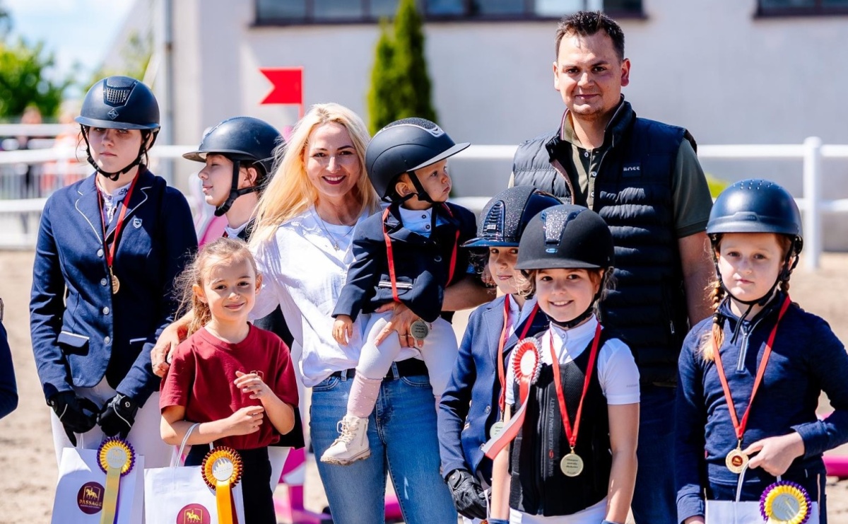 Sportowe emocje i rodzinna atmosfera – zawody jeździeckie w Kornicach pod patronatem Wójta Gminy Pietrowice Wielkie - Serwis informacyjny z Raciborza - naszraciborz.pl