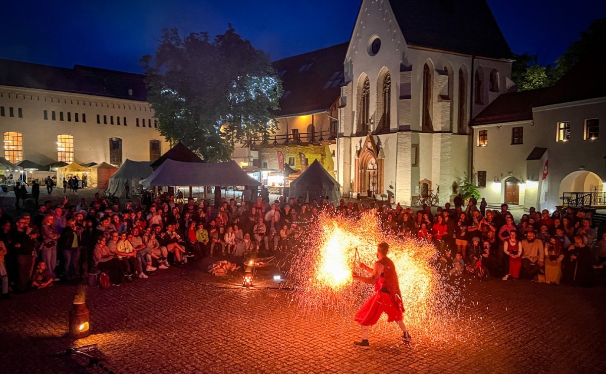 Fireshow Dante rozgrzało raciborski zamek. Spektakularny pokaz przyciągnął tłumy [WIDEO] - Serwis informacyjny z Raciborza - naszraciborz.pl