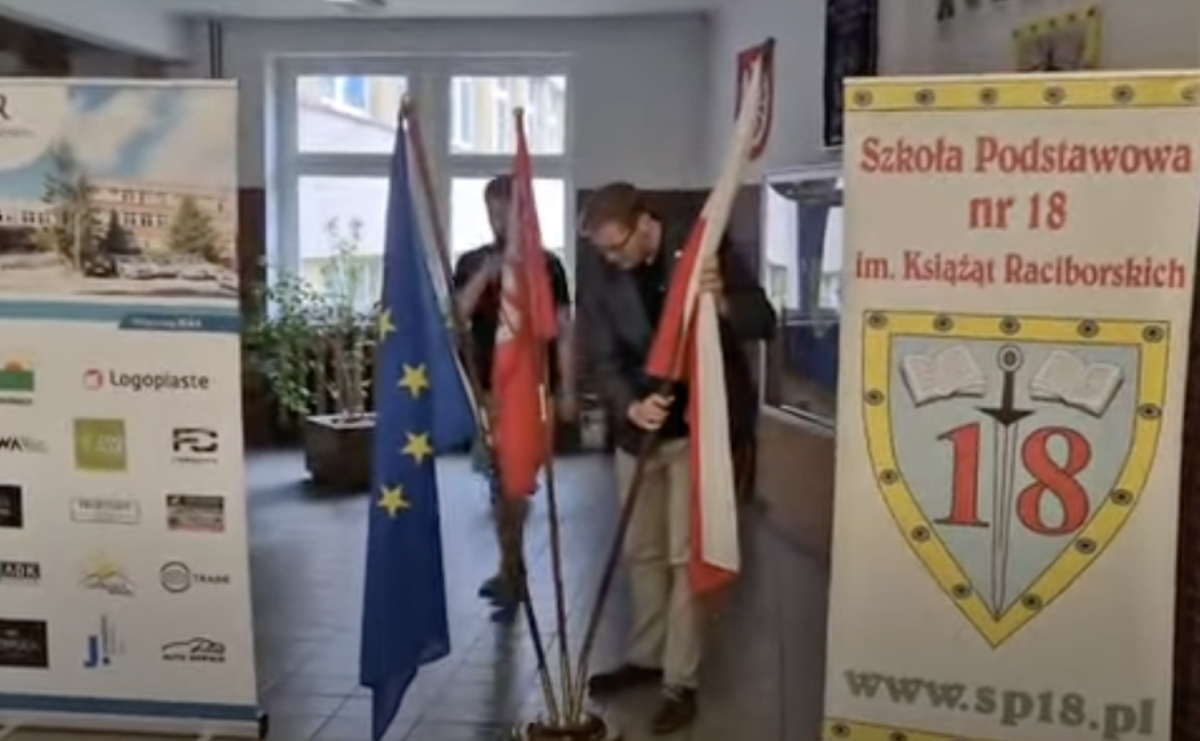 Poseł M. Woś usuwa niemiecką flagę na terenie SP 18. Dyrektor tłumaczy, że szkoła współpracuje z placówką z Roth - Serwis informacyjny z Raciborza - naszraciborz.pl
