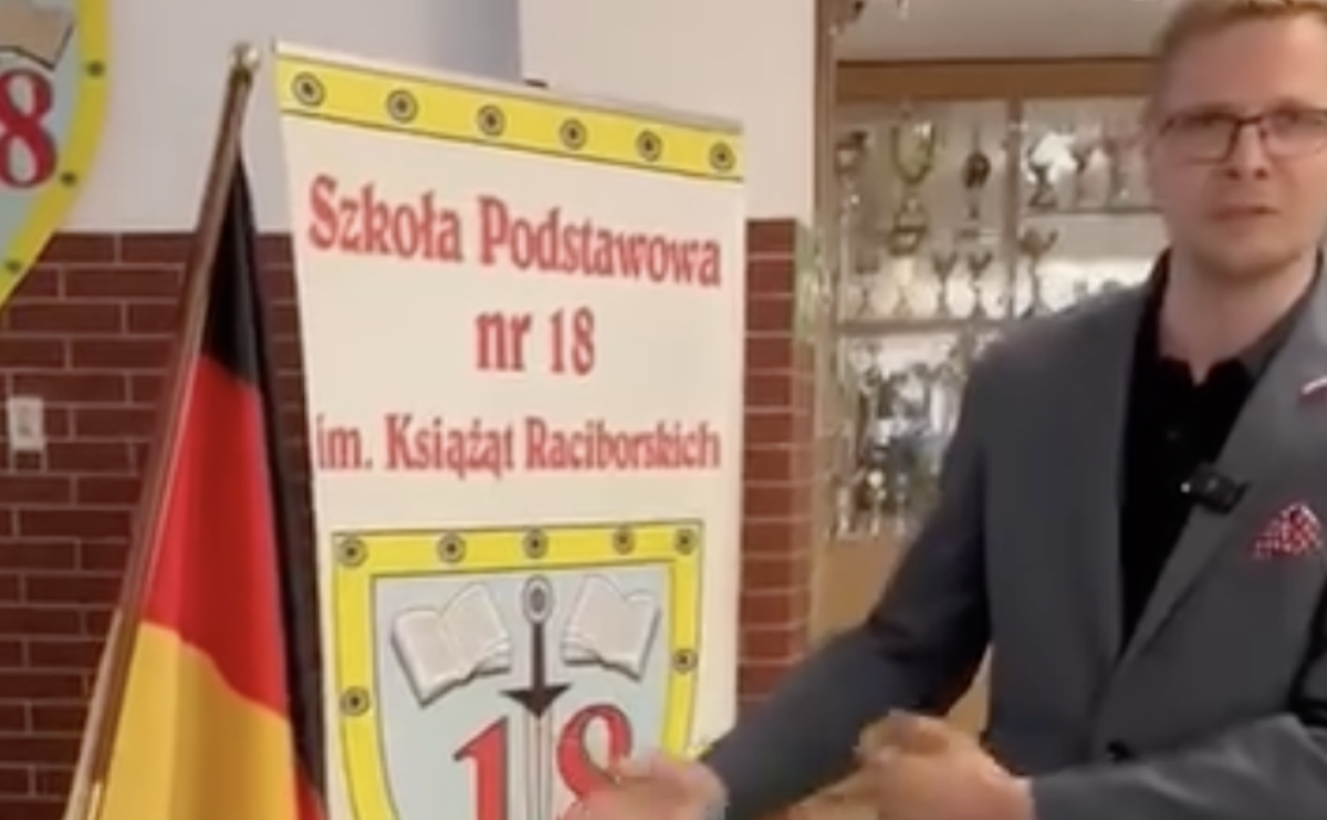 Spór o flagę. Oświadczenie dyrektora SP 18 i posła Michała Wosia - Serwis informacyjny z Raciborza - naszraciborz.pl