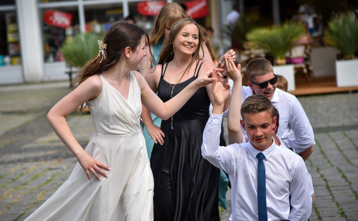 Tradycyjny polonez ósmoklasistów z SP 1 na rynku w Raciborzu - Serwis informacyjny z Raciborza - naszraciborz.pl