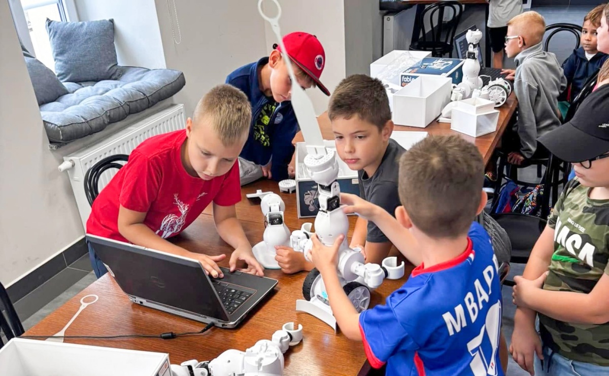 Lato z biblioteką: Warsztaty Robotyka FABLE - Serwis informacyjny z Raciborza - naszraciborz.pl