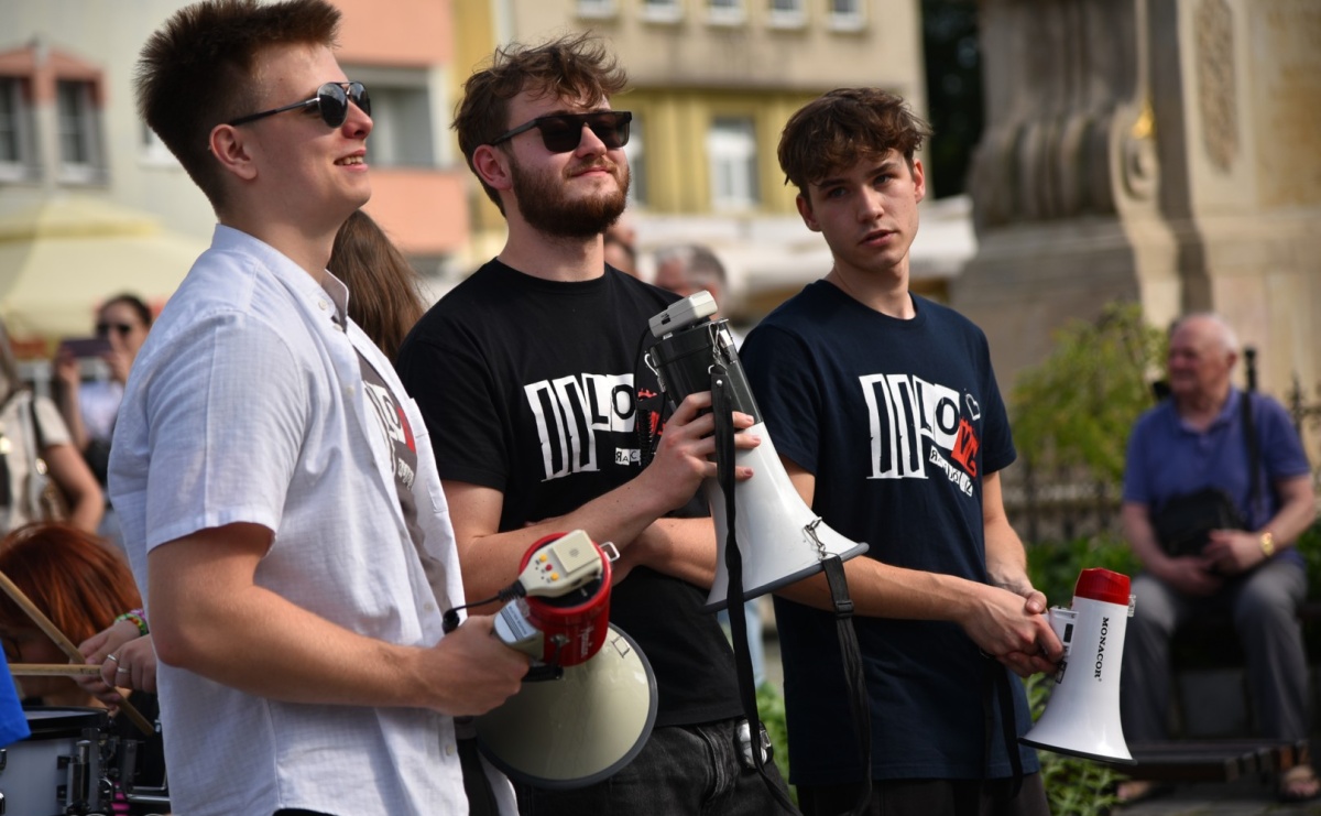 Muzyczny flash mob na rynku w Raciborzu [FOTO i WIDEO] - Serwis informacyjny z Raciborza - naszraciborz.pl