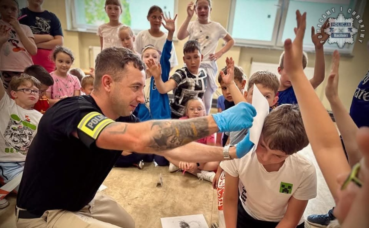 Ślady, odciski i walizka technika – uczniowie poznali tajniki kryminalistyki - Serwis informacyjny z Raciborza - naszraciborz.pl