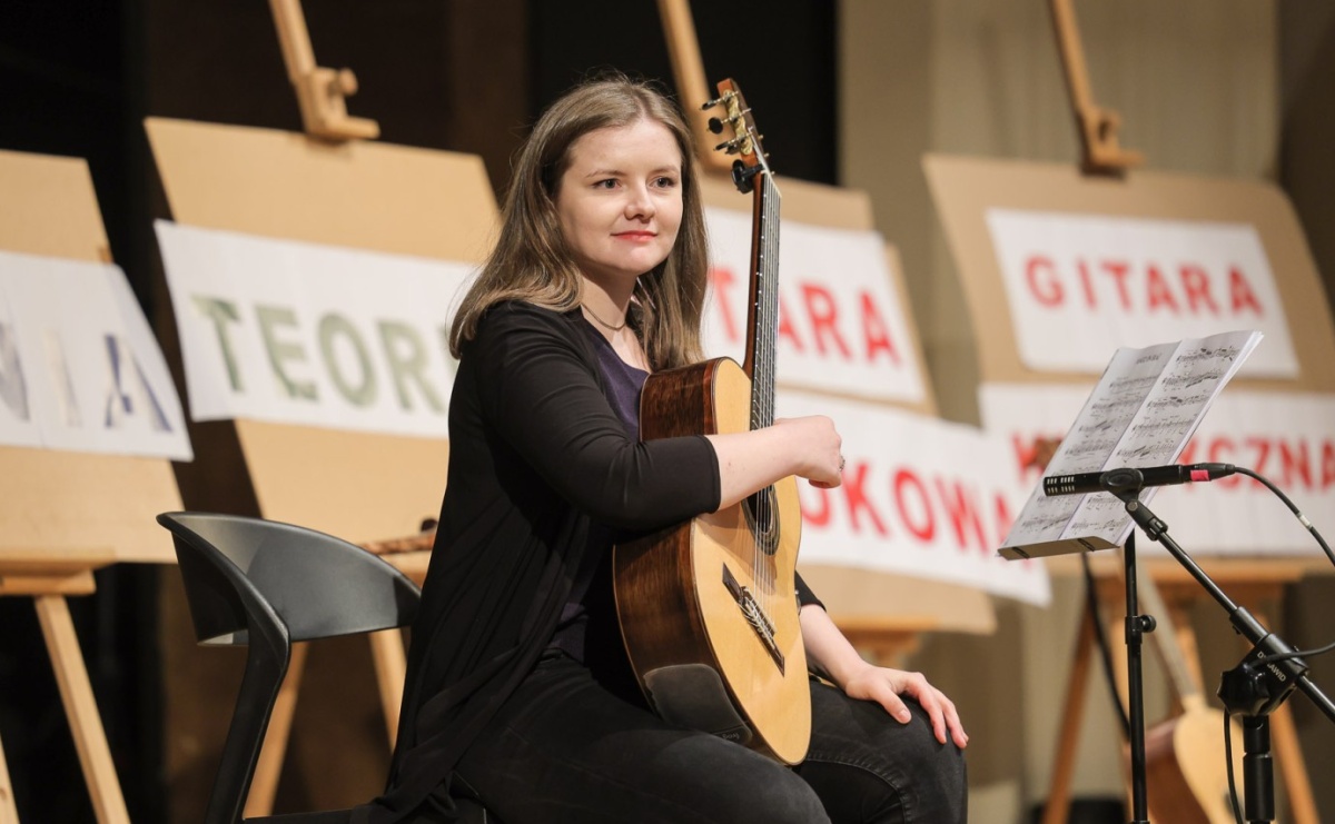 LUTNIA, TEORBA, gitara barokowa na koncertach umuzykalniających w RCK – czym różnią się od współczesnych gitar? - Serwis informacyjny z Raciborza - naszraciborz.pl