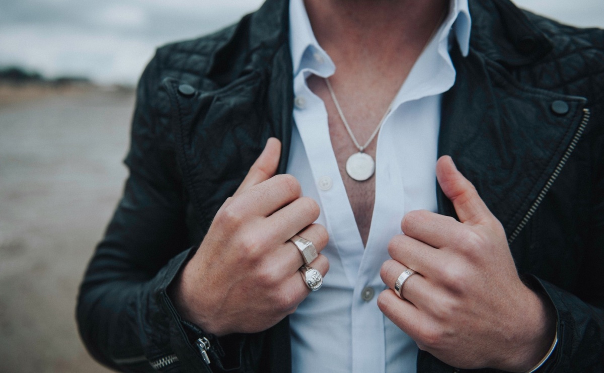 Aktualne trendy w męskiej biżuterii - Serwis informacyjny z Raciborza - naszraciborz.pl