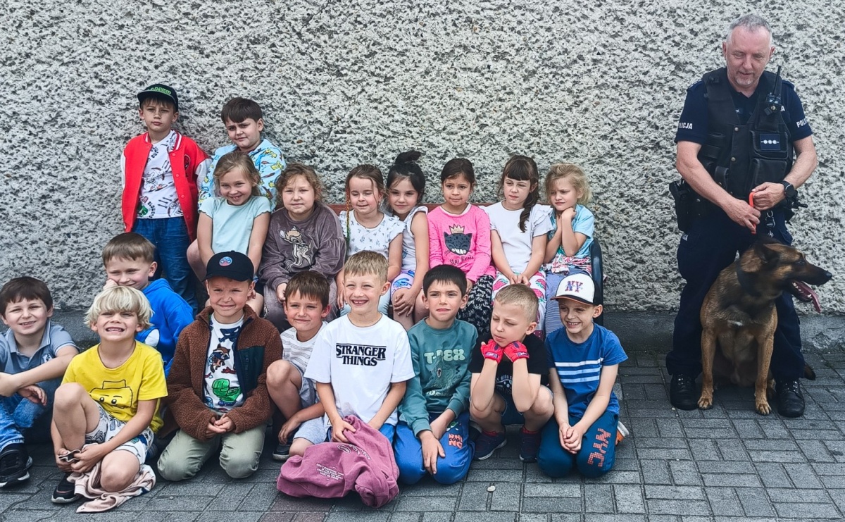 Policyjne czworonogi w akcji – niezwykłe spotkanie w szkole w Rudach - Serwis informacyjny z Raciborza - naszraciborz.pl