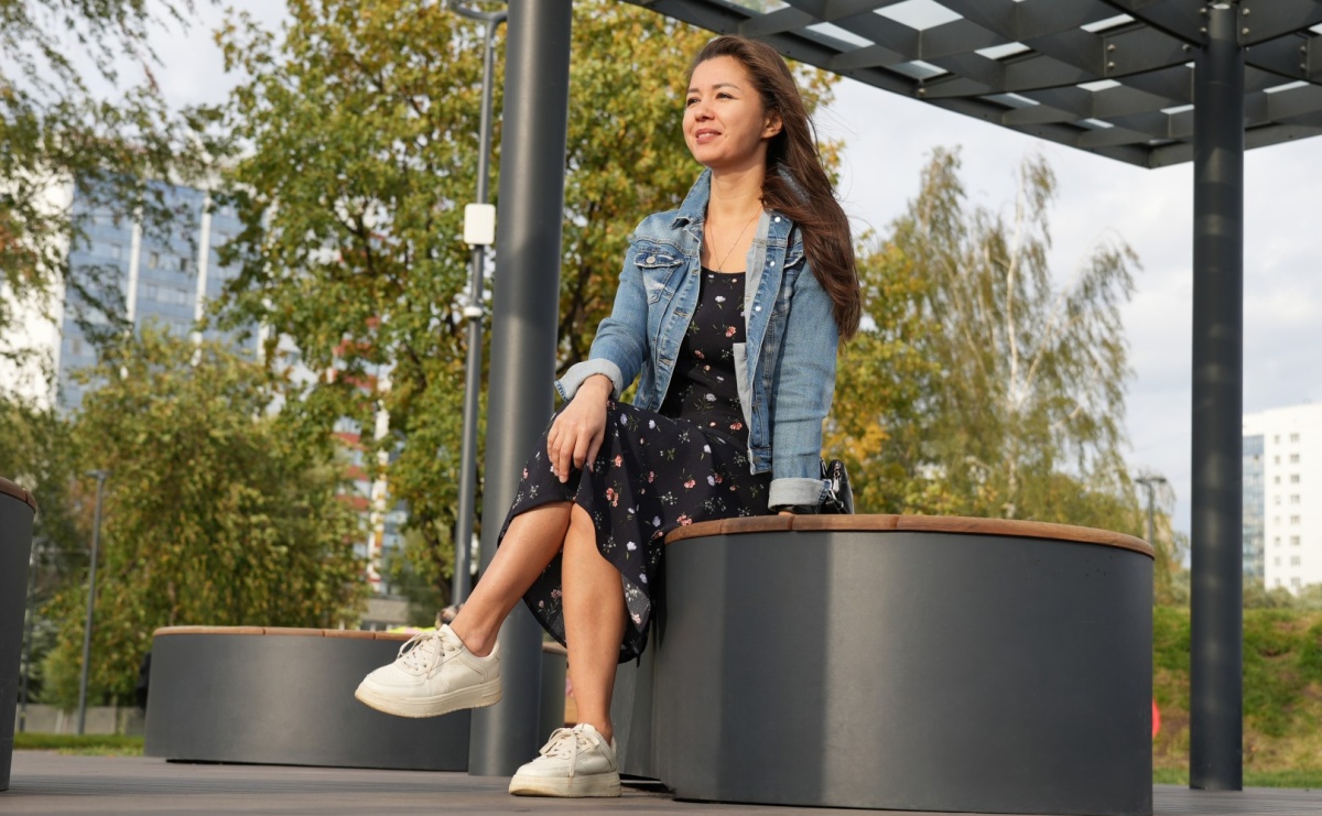 Jak nosić sneakersy z sukienką? Przełam schematy w letnich stylizacjach - Serwis informacyjny z Raciborza - naszraciborz.pl