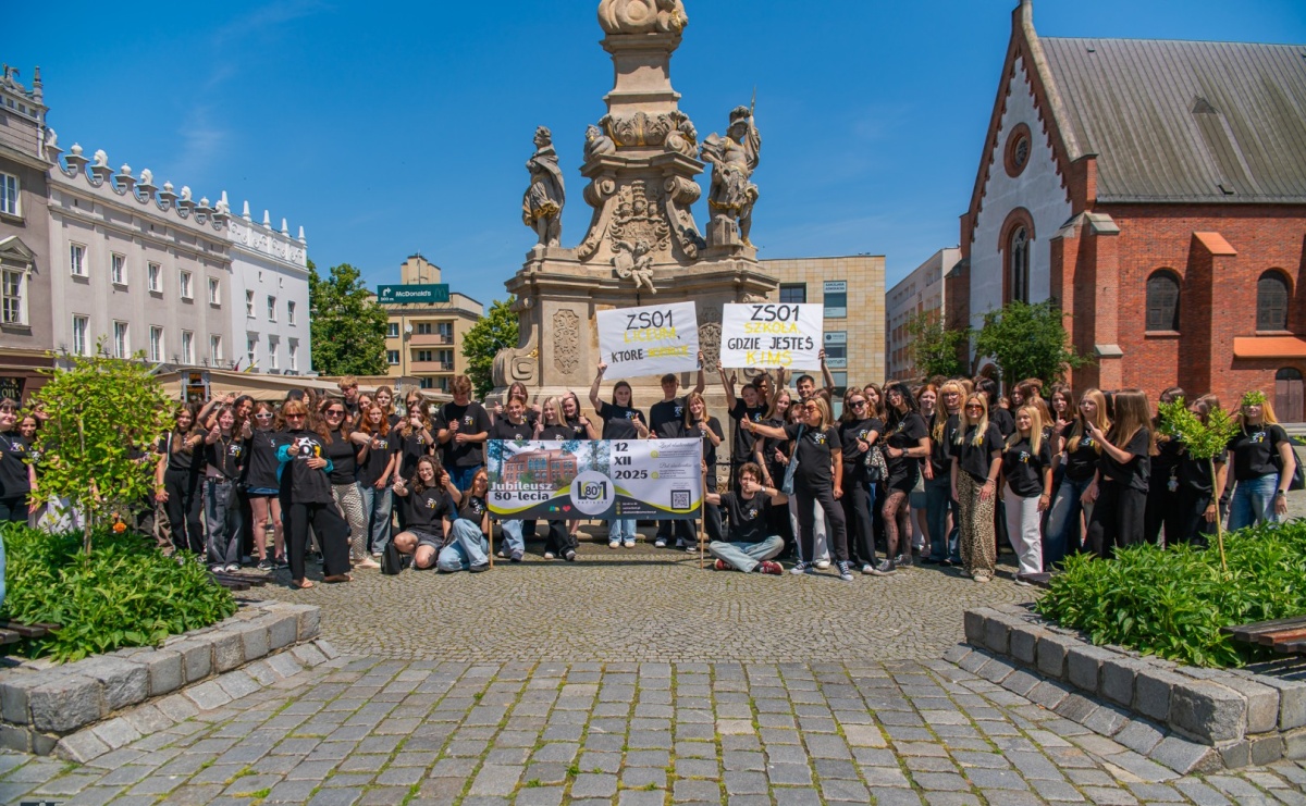 Jubileusz 80-lecia I LO. Flash mob uczniów na Rynku [WIDEO] - Serwis informacyjny z Raciborza - naszraciborz.pl
