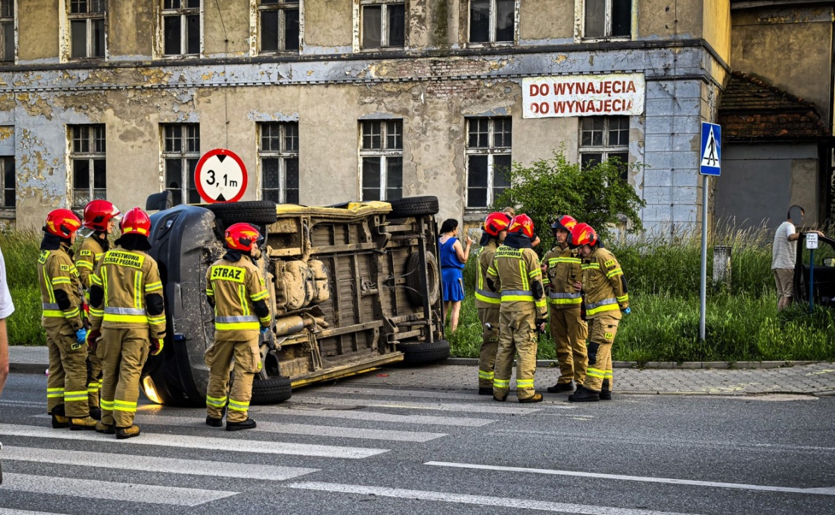 Kolizja przy raciborskim więzieniu. Zderzenie dostawczego mercedesa z kią - Serwis informacyjny z Raciborza - naszraciborz.pl