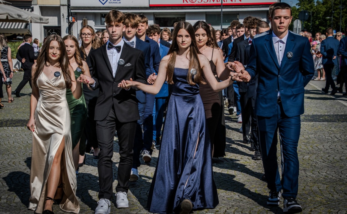 Polonez ósmoklasistów SP 15 na raciborskim rynku - Serwis informacyjny z Raciborza - naszraciborz.pl