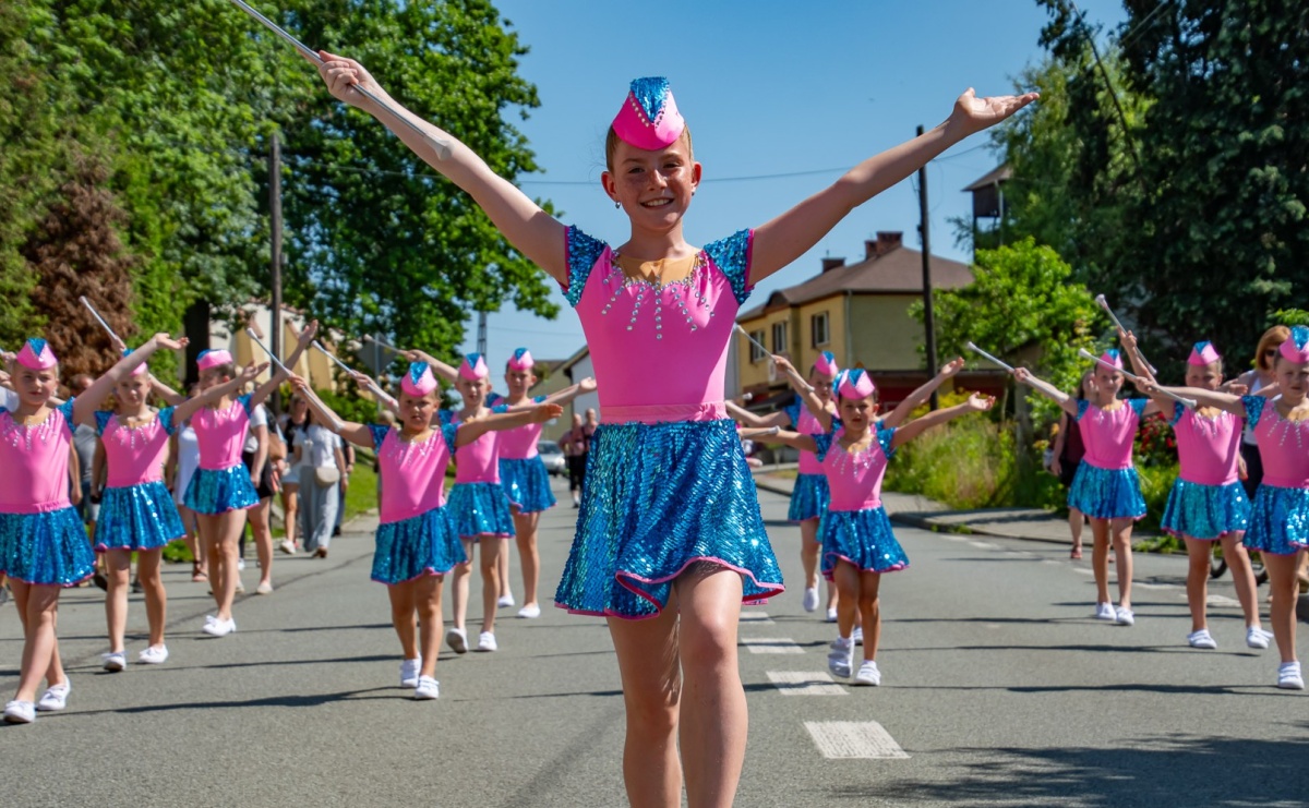 Głośno i kolorowo! Przemarsz orkiestr dętych ulicami Tworkowa w ramach X Międzynarodowego Festiwalu Orkiestr Dętych w Gminie Krzyżanowice - Serwis informacyjny z Raciborza - naszraciborz.pl