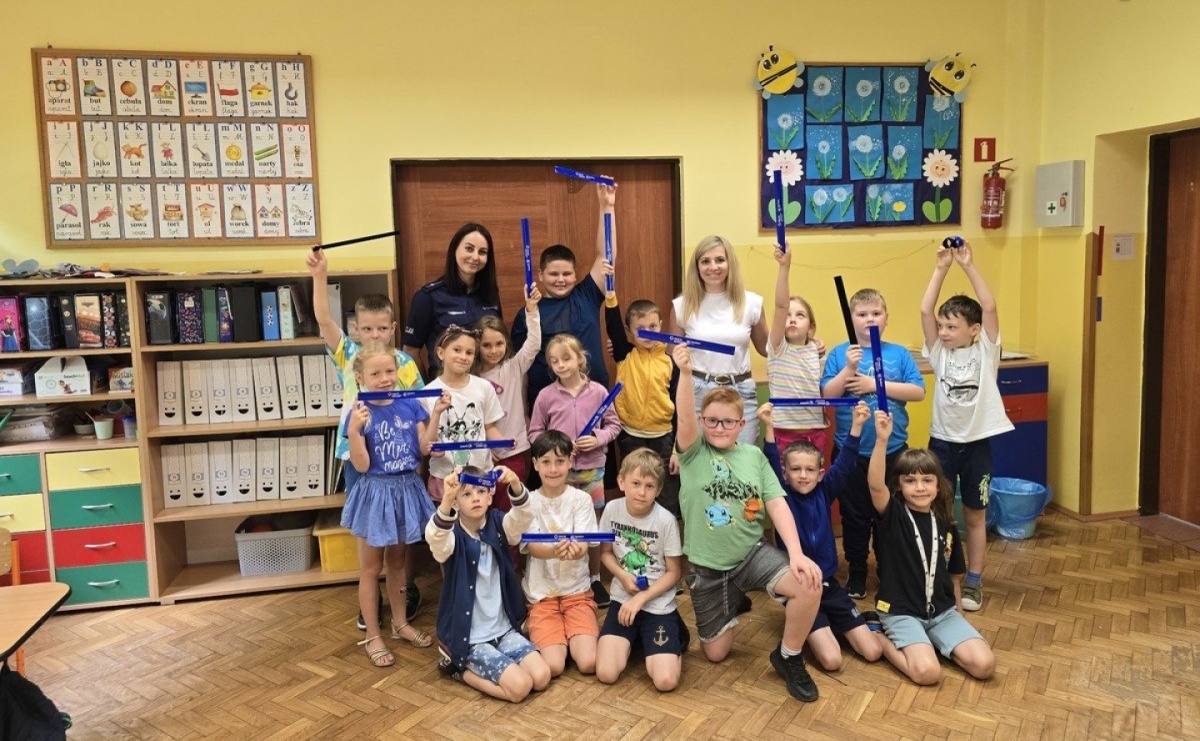 Mundurowi wśród najmłodszych. Lekcja bezpieczeństwa z policjantami w SP 13 - Serwis informacyjny z Raciborza - naszraciborz.pl