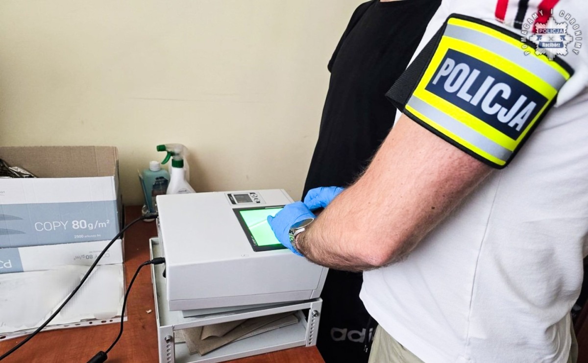 Zatrzymanie na Mariańskiej. 43-latek z pudełkiem pełnym narkotyków - Serwis informacyjny z Raciborza - naszraciborz.pl