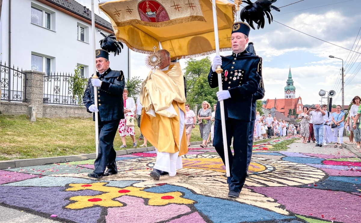 Tradycyjna procesja Bożego Ciała w Brzeziu: dywany arcydzieła i modlitwa w sercu parafii [FOTO i WIDEO] - Serwis informacyjny z Raciborza - naszraciborz.pl