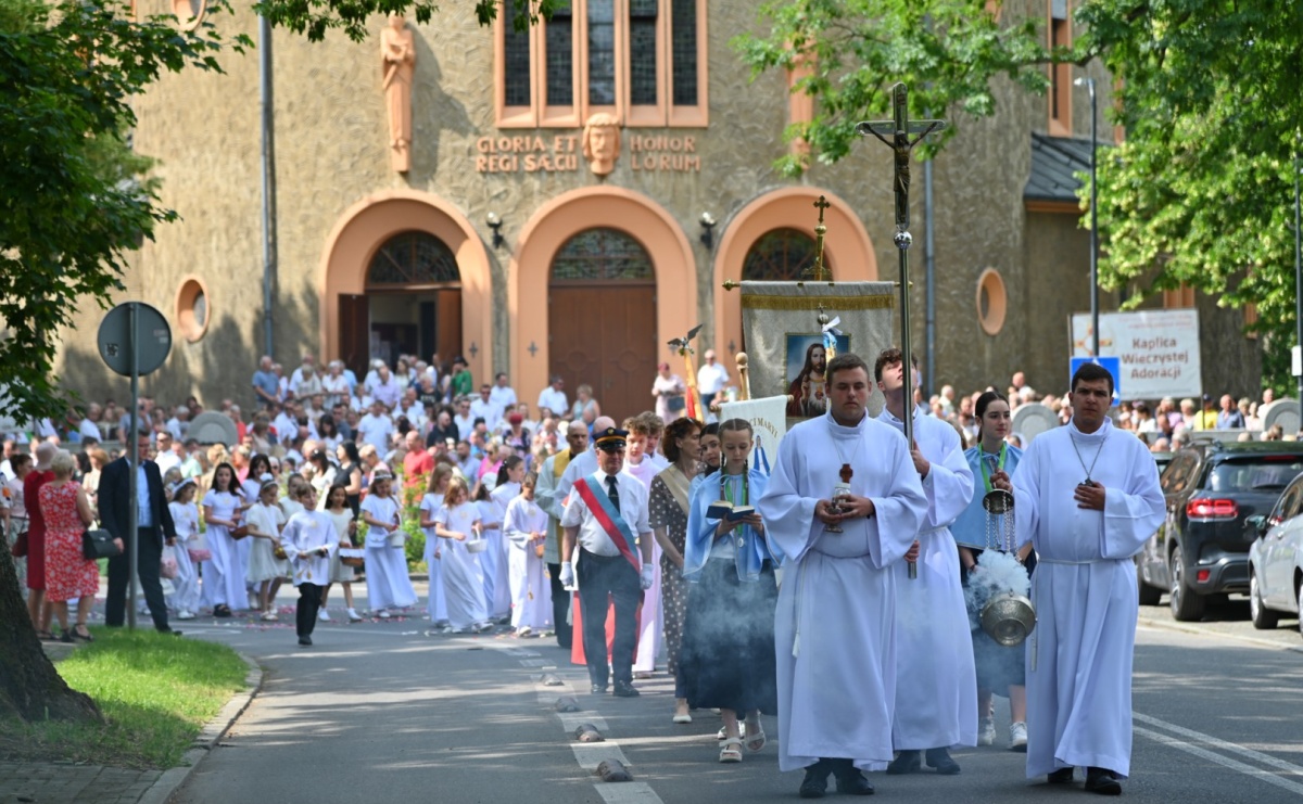Boże Ciało w parafii NSPJ w Raciborzu [FOTO i WIDEO] - Serwis informacyjny z Raciborza - naszraciborz.pl