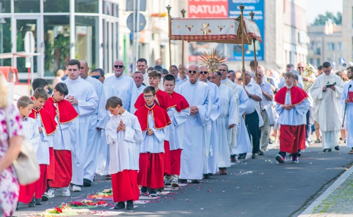 Boże Ciało w parafii WNMP w Raciborzu – nowa trasa procesji i przypomnienie genezy święta - Serwis informacyjny z Raciborza - naszraciborz.pl