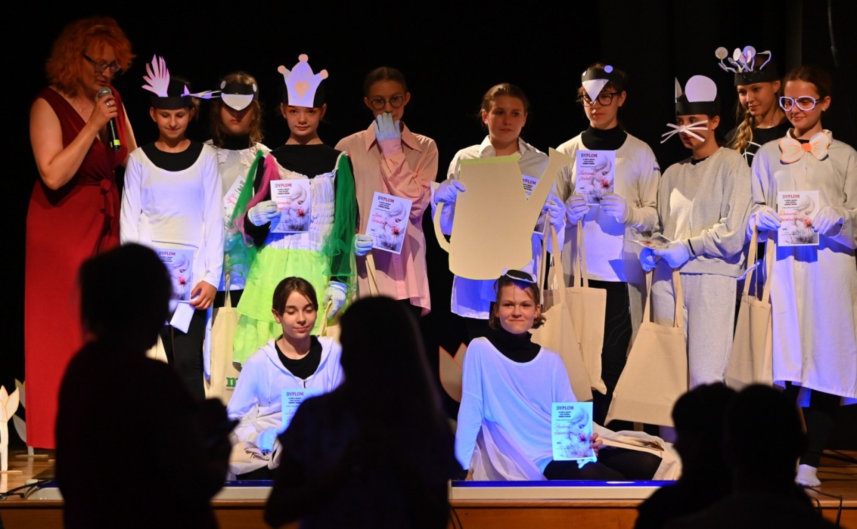 Magia baśni na scenie MDK. Dziecięce talenty oczarowały publiczność [FOTO] - Serwis informacyjny z Raciborza - naszraciborz.pl