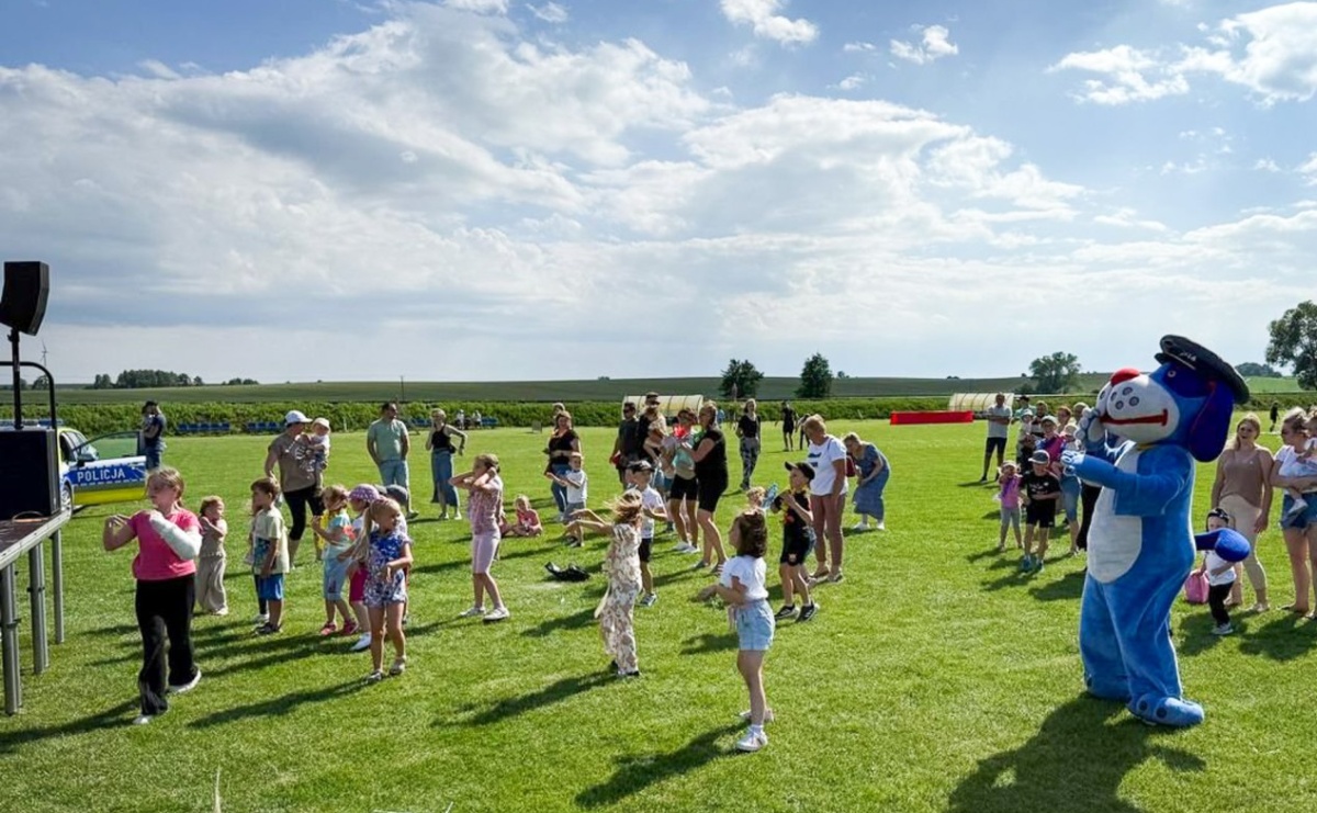 Sznupek, quad i dobre rady – policjanci z Pietrowic Wielkich edukowali najmłodszych podczas festynów - Serwis informacyjny z Raciborza - naszraciborz.pl