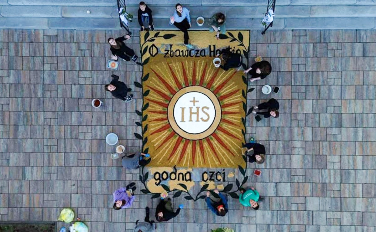 Kwietne arcydzieła na Boże Ciało – Brzezie pielęgnuje wyjątkową tradycję [FOTO i WIDEO] - Serwis informacyjny z Raciborza - naszraciborz.pl