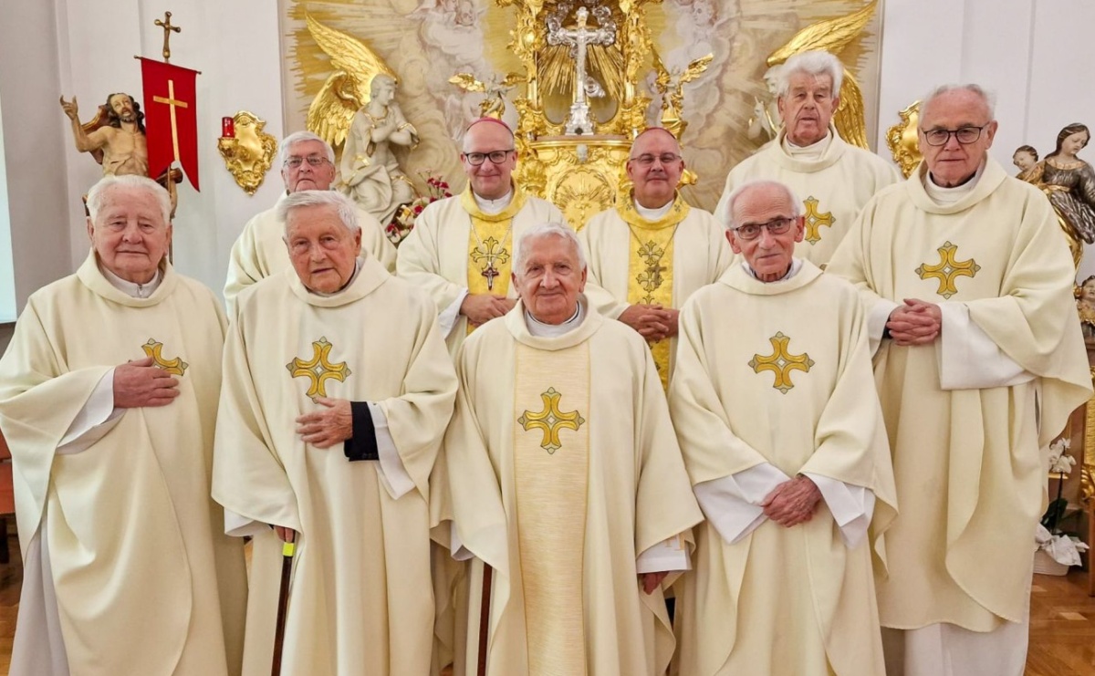 Msza św. z kapłanami obchodzącymi 60. i 65. rocznicę święceń kapłańskich. Wśród nich związani z naszym powiatem - Serwis informacyjny z Raciborza - naszraciborz.pl