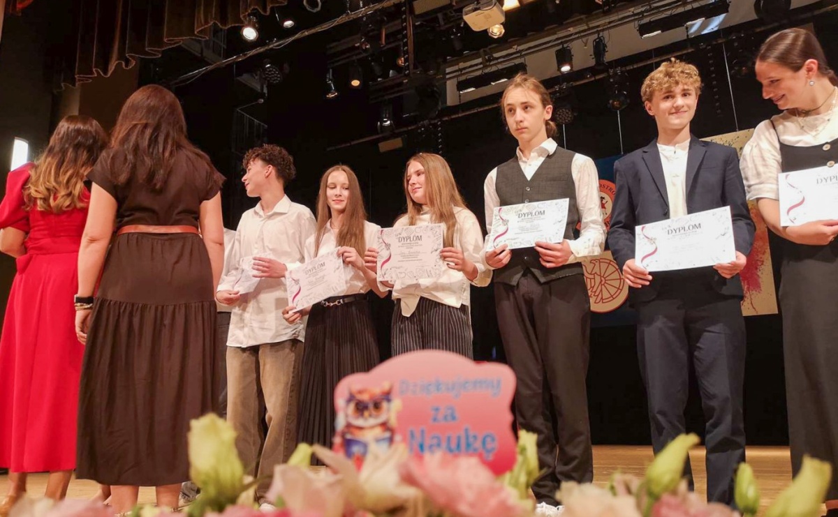 Uroczysta gala Jedynki – wyróżnienia, polonez i pożegnanie ósmoklasistów - Serwis informacyjny z Raciborza - naszraciborz.pl