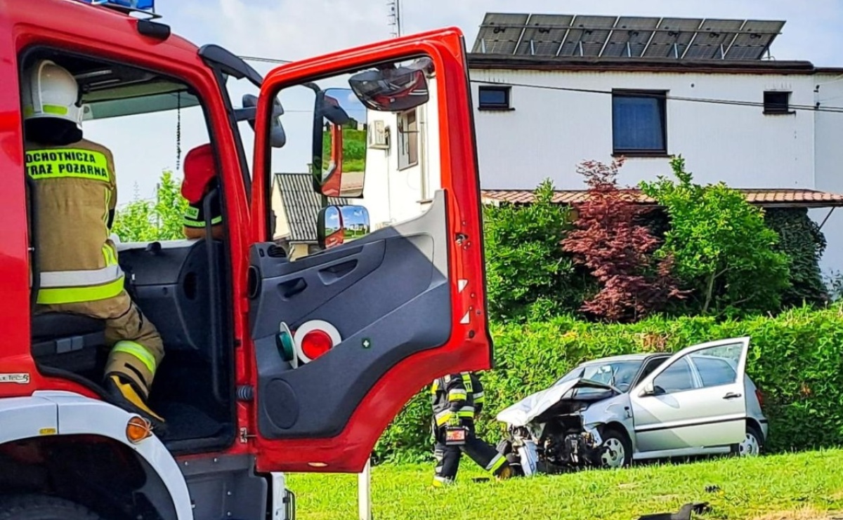 Niebezpieczne zderzenie w Tworkowie, gazowy wyciek w Raciborzu i zaskroniec w Kornowacu – strażacki bilans dnia - Serwis informacyjny z Raciborza - naszraciborz.pl
