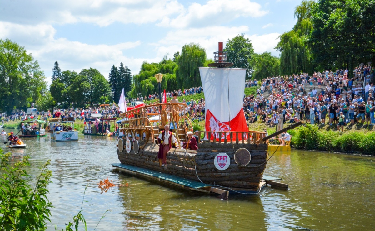 Pływadła 2025 wypłynęły spod raciborskiego zamku. Viadrus i Chrobry symbolami Odry oraz I Misteria Piastorum na zamku - Serwis informacyjny z Raciborza - naszraciborz.pl