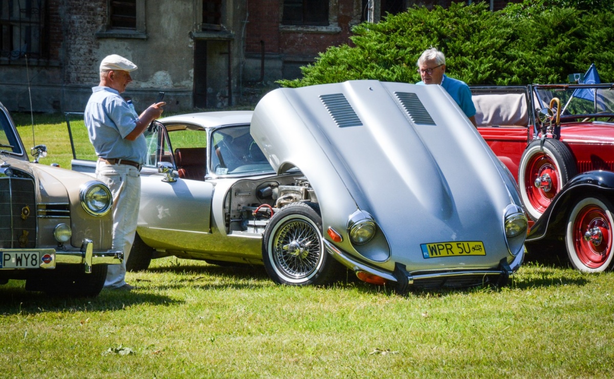 Motoryzacyjne perełki w parku pałacowym. Rajd Gorole na Ślonsku zawitał do Krowiarek - Serwis informacyjny z Raciborza - naszraciborz.pl