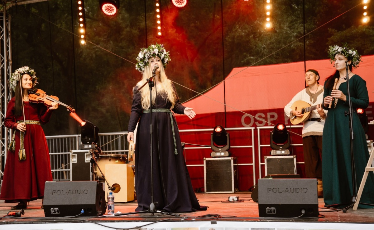 Niezapomniany wieczór w Kornicach na bis: muzyka, ognisko i rzymscy legioniści - Serwis informacyjny z Raciborza - naszraciborz.pl