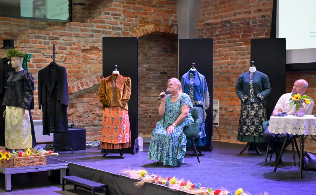 Wernisaż i konferencja o śląskim stroju ludowym w Tworkowie - Serwis informacyjny z Raciborza - naszraciborz.pl