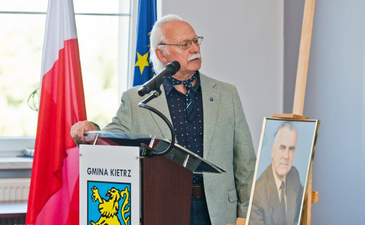 Uroczyste odsłonięcie tablicy pamięci profesora Marka Gedla w Kietrzu – hołd dla wybitnego archeologa i badacza historii miasta - Serwis informacyjny z Raciborza - naszraciborz.pl