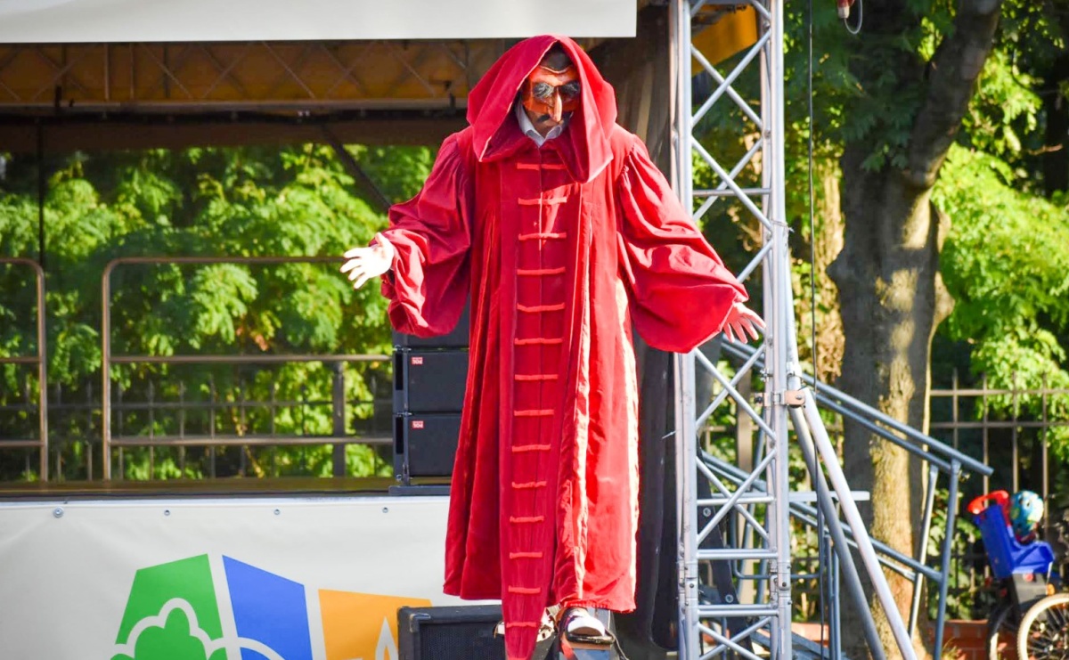 Magia teatru na dziedzińcu Zamku Piastowskiego. Teatr Jednej Miny porwał najmłodszych widzów [WIDEO] - Serwis informacyjny z Raciborza - naszraciborz.pl