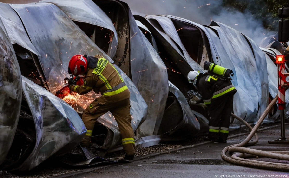 Groźny pożar hal magazynowych w Kędzierzynie-Koźlu. Trwa dogaszanie pogorzeliska - Serwis informacyjny z Raciborza - naszraciborz.pl
