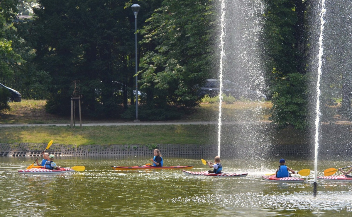 Kajakami po stawie w Parku Roth – poznaj historię i przyrodę tego wyjątkowego miejsca! - Serwis informacyjny z Raciborza - naszraciborz.pl