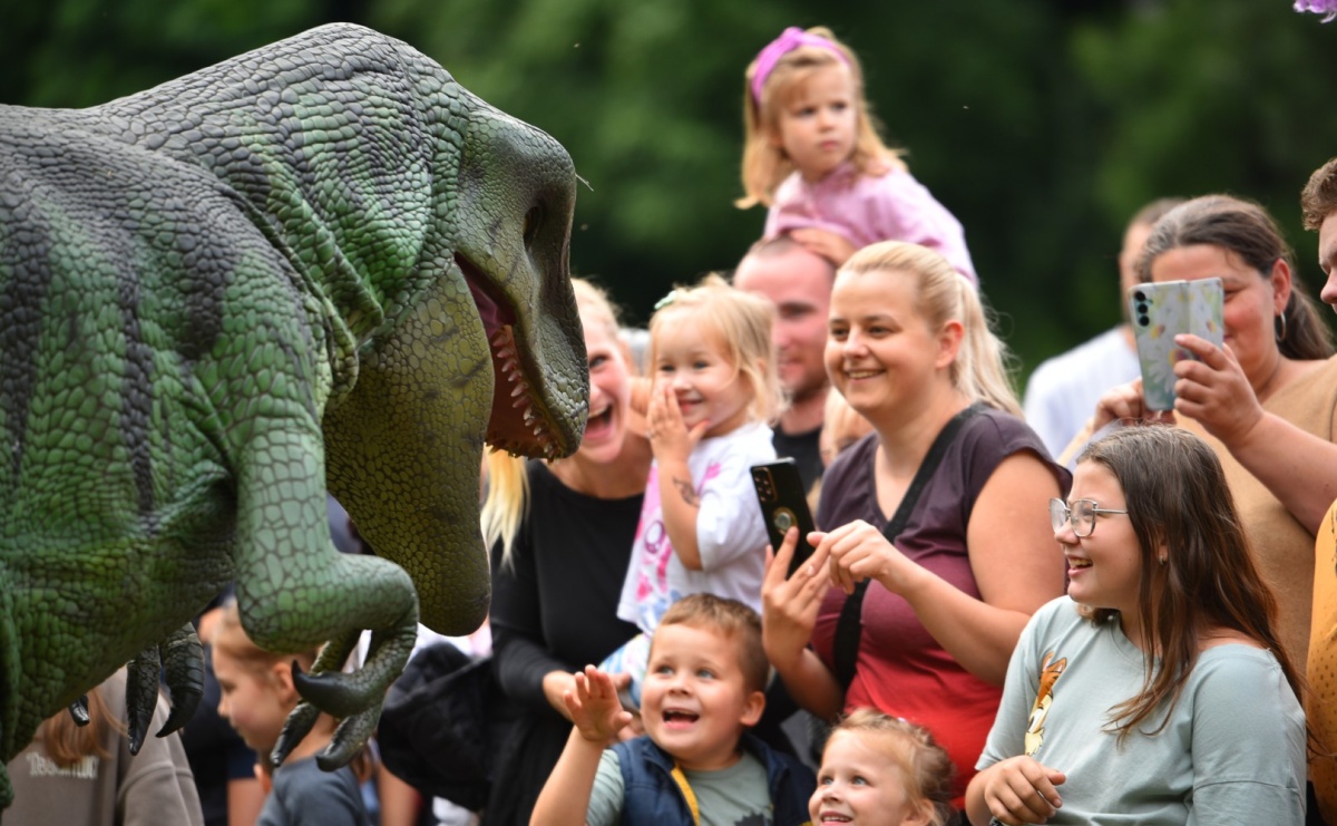 Dinozaur na bulwarach i bańkowa kraina zabawy ze smokiem Edziem w Raciborzu - Serwis informacyjny z Raciborza - naszraciborz.pl